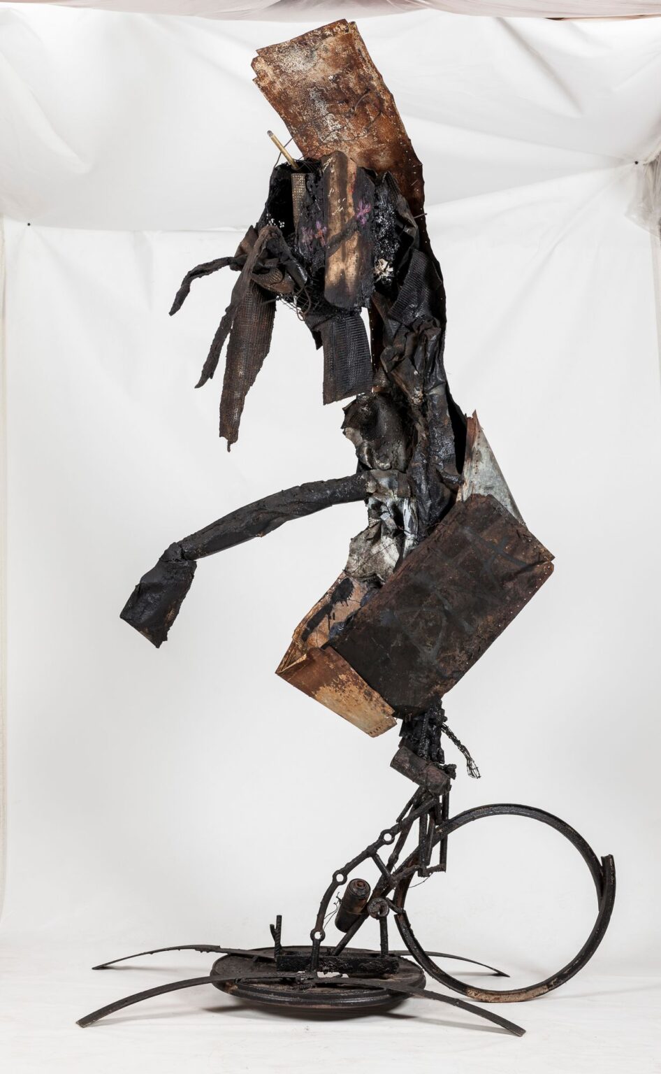 TOTEM 'mostro' 31agosto2023 263x158x114cm polimaterico (profilo da destra)