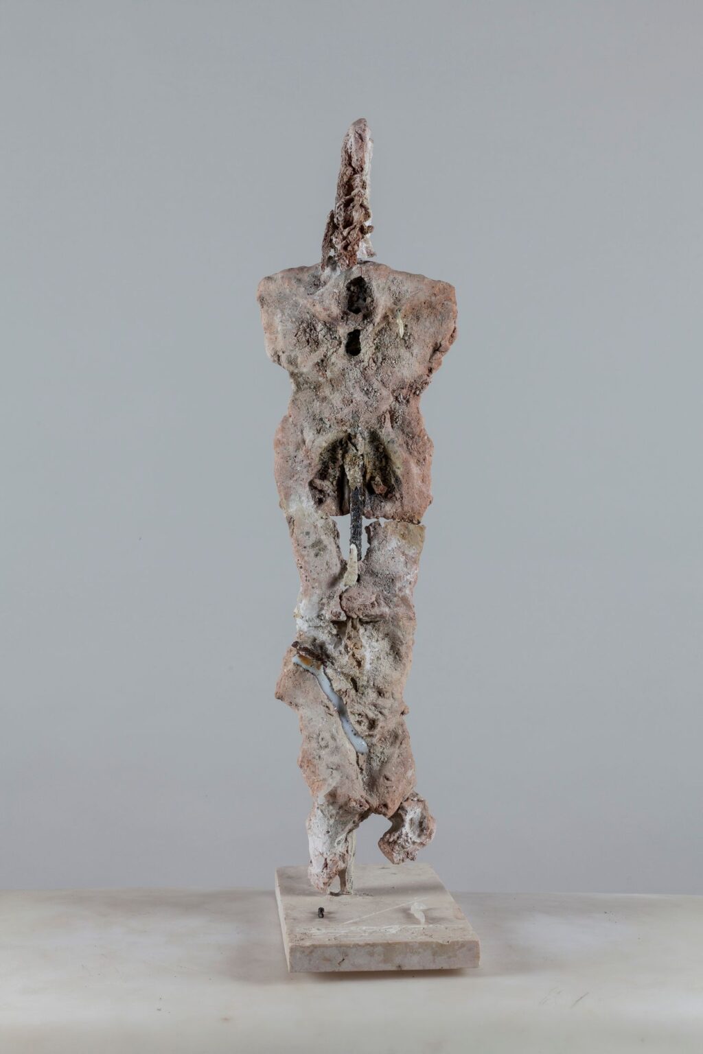 figura su un piede 86x23x9cm 2019 (frontale)